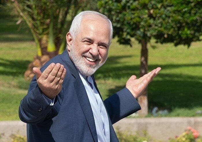 تیپ جدید محمدجواد ظریف با تی شرت آستین کوتاه مارک دار در یک مراسم