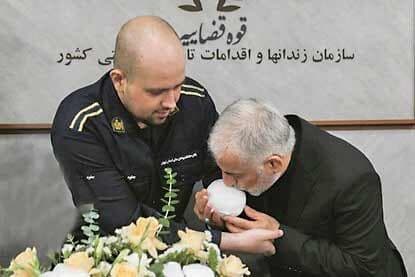 ایستادگی در لباس سربازی | ماجرای بوسه معاون اژه‌ای بر دستان یک سرباز