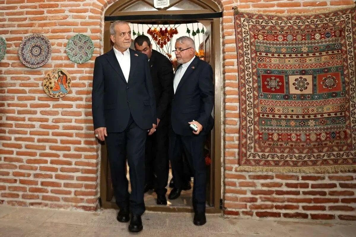 نماز جماعت خواندن پزشکیان با هیئت همراه در مسجد کبود ایروان | تصاویر