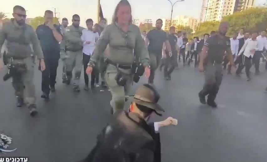 پلیس زن به یک معترض لگد می‌زند + ویدئو