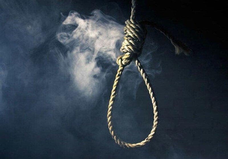 سلفی خانواده مقتول با قاتل به دار آویخته شده | عکس