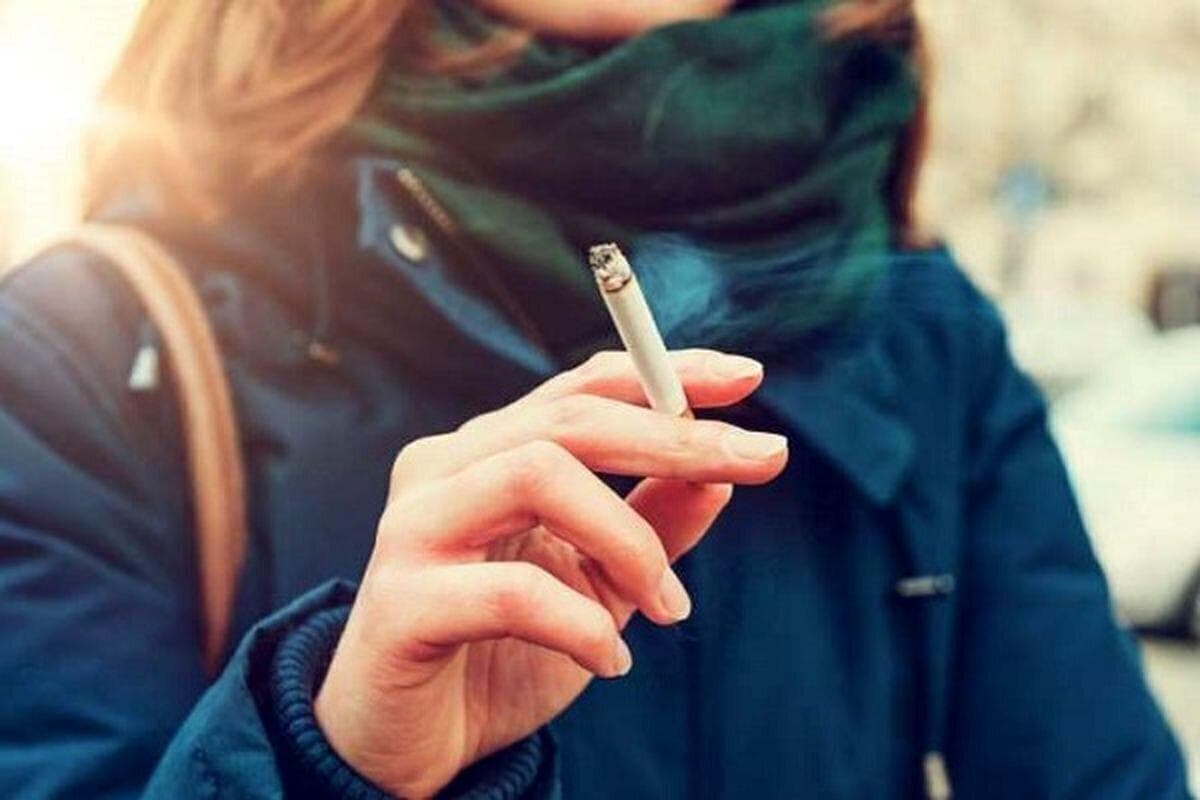 زنان؛ مشتریان پر و پا قرص دکه‌های سیگارفروشی | از هر ۱۰ دانش‌آموز دختر، ۳ نفر سیگاری‌ هستند