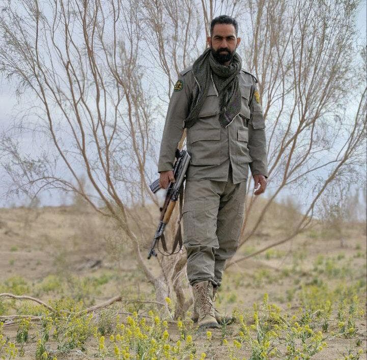 محیط‌ بانی که هر روز در میدان مین راه‌ می‌ رود ! + ویدئو