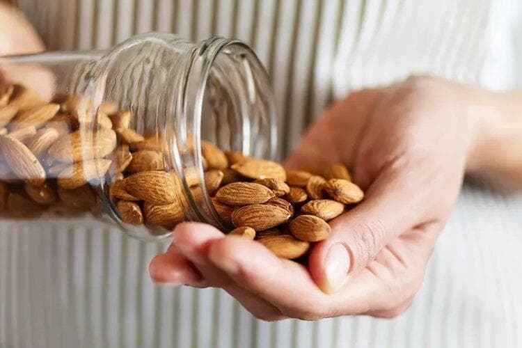 چرا کودکان باید با این آجیل روز خود را شروع کنند؟
