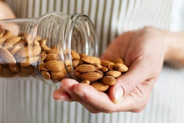 چرا کودکان باید با این آجیل روز خود را شروع کنند؟