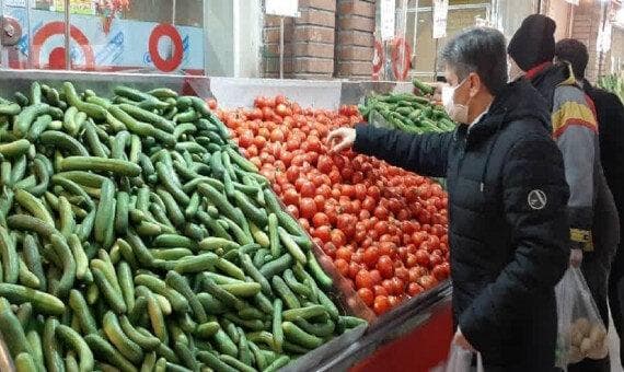انتقاد مجری صدا و سیما از قیمت ها در بازار + ویدئو | افزایش قیمت خیار به دلار چه ربطی دارد؟