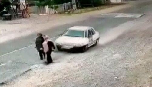 (۱۶+) زیر گرفتن عمدی ۲ زن در مازندران | لحظه وحشتناک برخورد پراید با این ۲ زن در لاین مخالف را ببینید