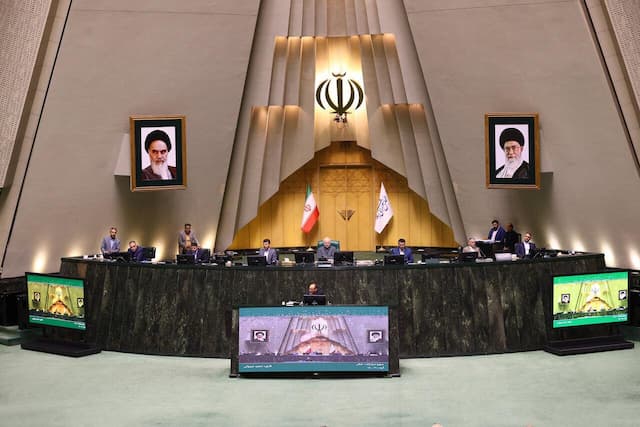 برخی دوستان می‌گفتند حضرت آقا که در دسترس نیست؛ می‌گفتم...
