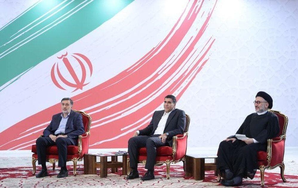 این قسمت از مصاحبه پزشکیان حذف شد؛ حاشیه‌نگاری ابطحی | پسر پزشکیان در گوش پدر چه گفت؟ | نمی‌دانم چرا موبایلم را نگرفته بودند؛ من هم آخوند و...
