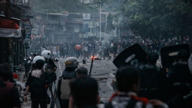 جهنم در شهر ؛ به آتش کشیدن ساختمان های دولتی + ویدئو ؛ سفر آقای رئیس جمهور به چین لغو شد