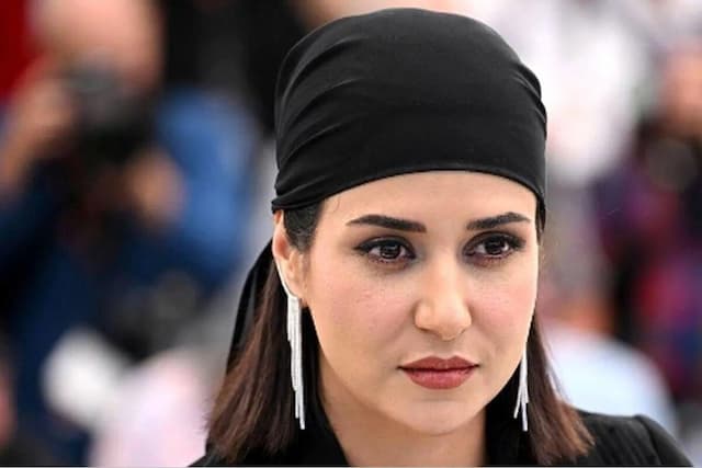 موهای منو با لاک سفید می‌کردن، یکهو خودش سفید شد! | حرف‌های پریناز ایزدیار درباره حضورش در فیلم زن و بچه | ببینید