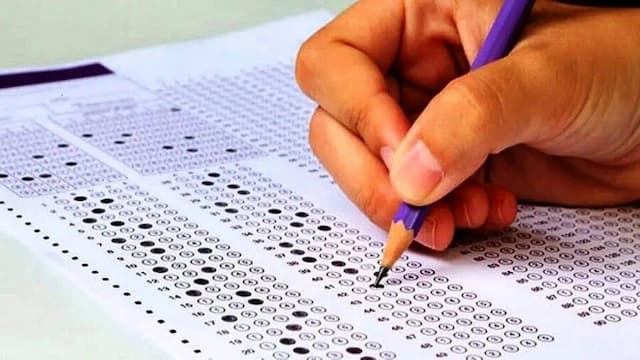 تصویر جالب از نفر ۱۰  کنکور ریاضی و کتاب‌هایش