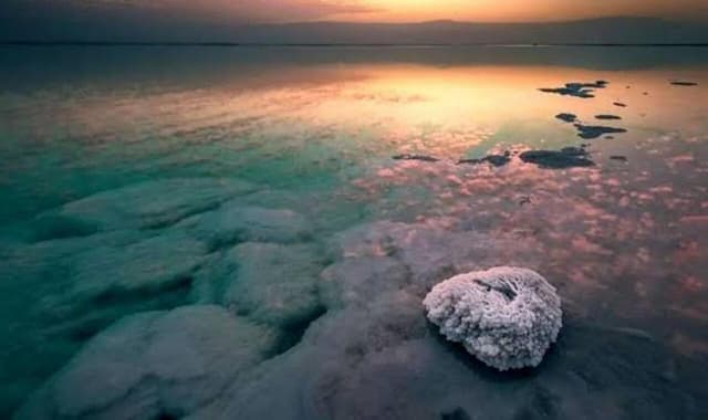 باریدن برف نمک در عجیب‌ترین دریاچه جهان!