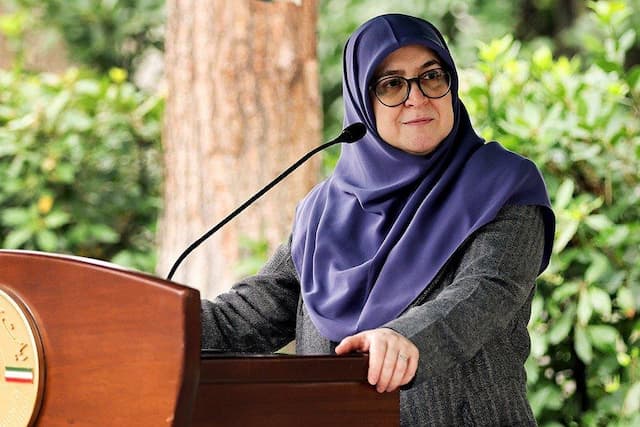 امکان برقراری مذاکرات میان ایران و آمریکا؟ | آخرین تصمیم دولت درباره ساعات کاری ادارات | دلار بالای ۱۰۰ هزار تومان را انکار نمی‌کنیم...