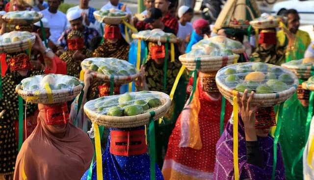 به جشن رنگ و عطر و طعم دعوتید