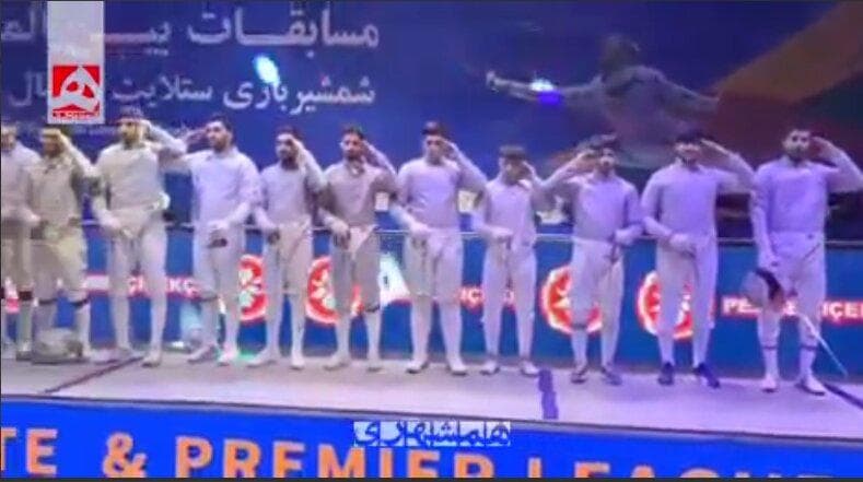 سلام نظامی شمشیربازان ایرانی هنگام پخش سرود ملی | ویدئو