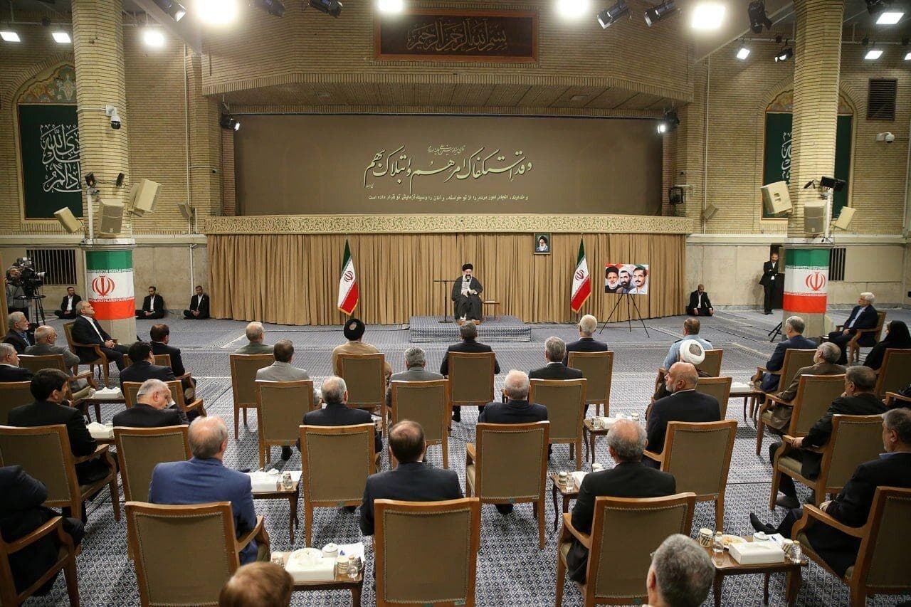 قدردانی رهبر انقلاب از دولت و رئیس‌جمهور: صاحبان قلم و بیان نقاط قوت را بیان کنند | ویدئو