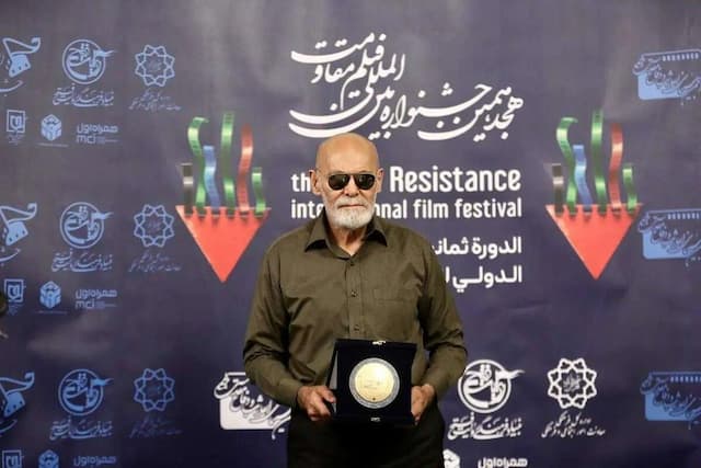 نوه جمشید هاشم پور در آغوش پدربزرگ | عکس