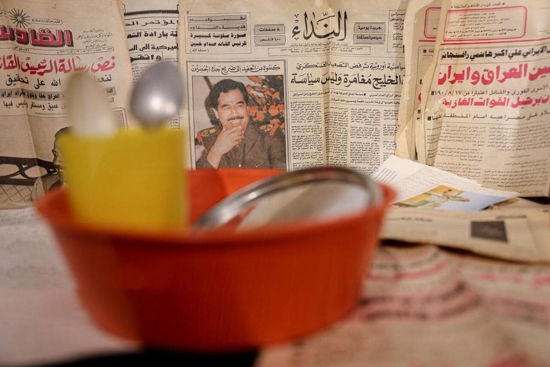 یادگاری‌های آزادگان ایرانی و اسرای عراقی ؛ از جلیقه شکنجه تا توپ چهل تیکه با لباس رزم | تصاویر