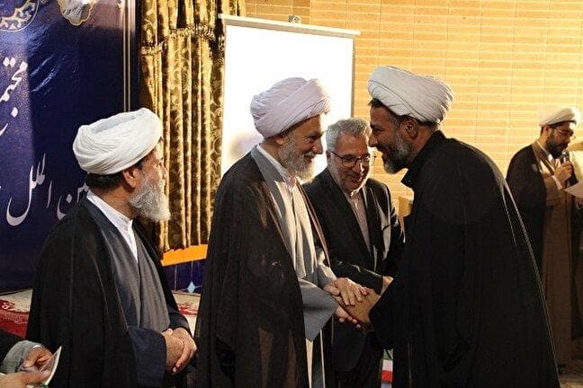تجلیل از دانش آموختگان مجتمع بین الملل حوزه علمیه فارس+تصاویر