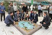 آیین غبارروبی و عطرافشانی مزار شهدا با حضور اصحاب رسانه در قم برگزار شد