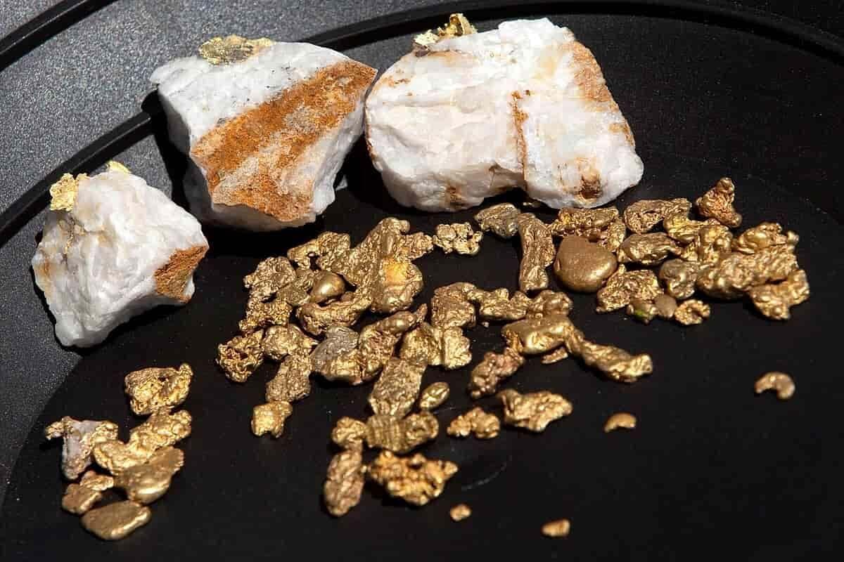 تاراج «سیلیس» در همدان تیشه بر پیکره طبیعت می‌زند