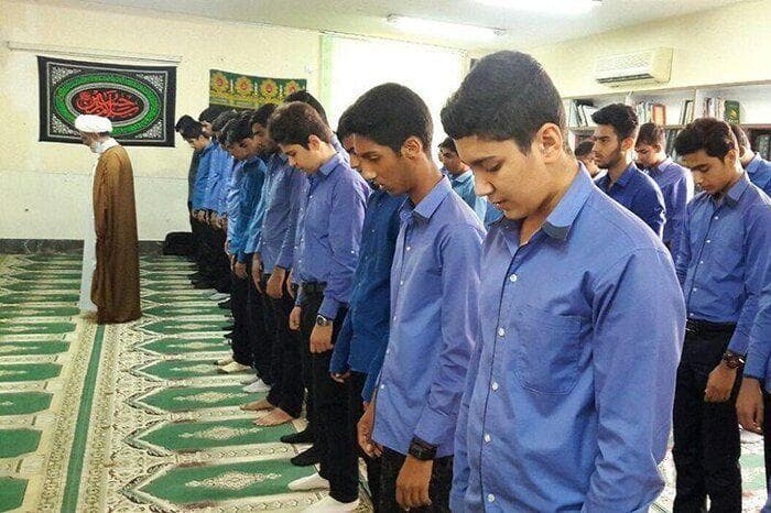احکام شرعی : اقتدا به امام جماعت ناشناس در اجتماعات عمومی