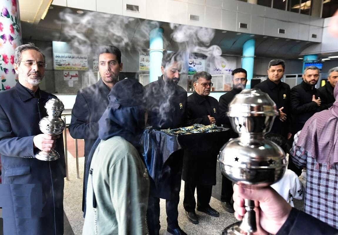 مراسم استقبال خادمان رضوی از زائران در پایانه‌های مسافربری مشهدالرضا (ع)