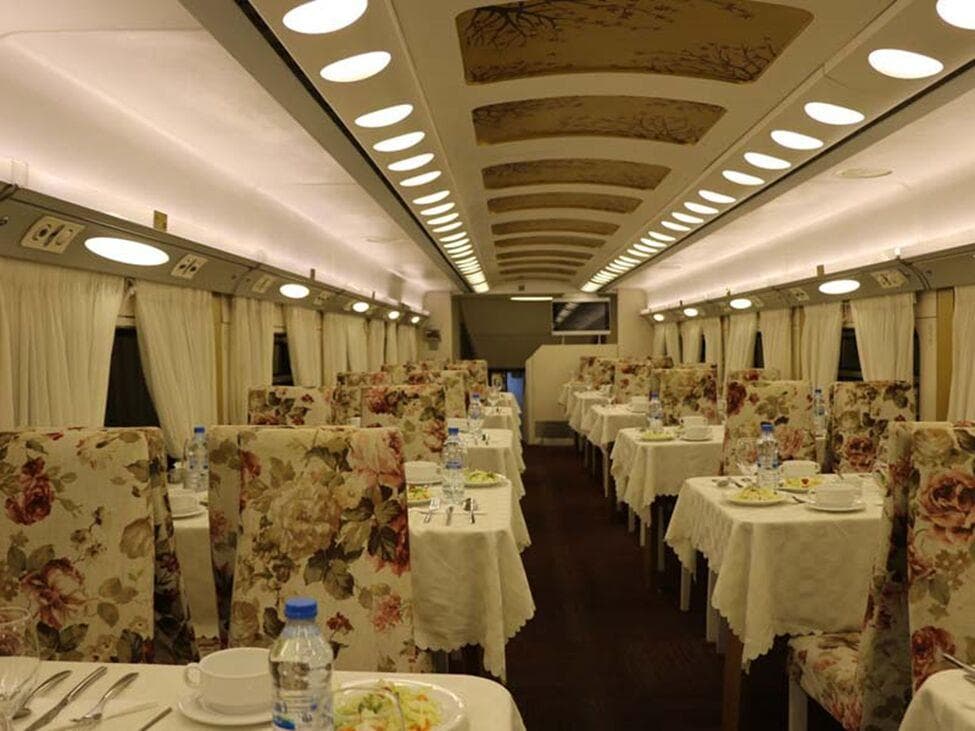 چه امکاناتی در قطارهای رجا وجود دارد؟