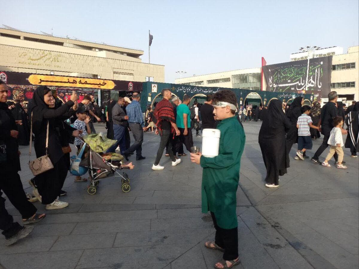 نوجوانان مشهدی پای کار خدمت به مهمانان شهر بهشت