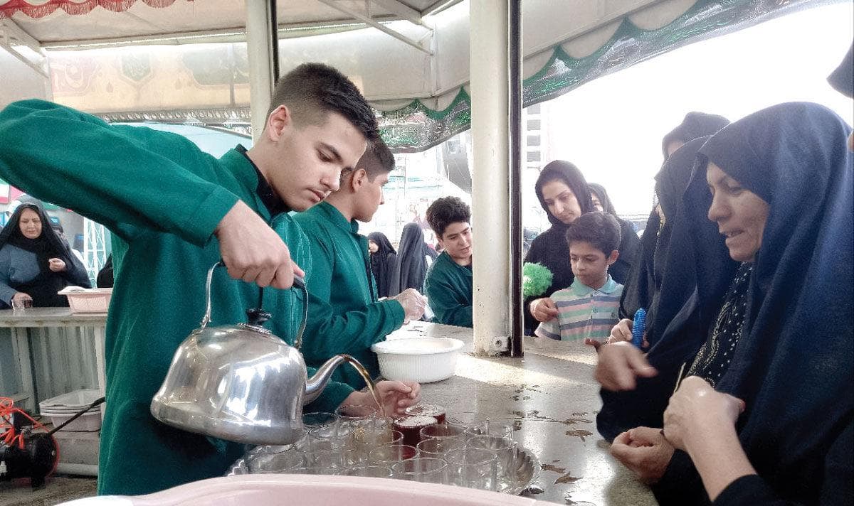 نوجوانان مشهدی، پای کار خدمت به میهمانان شهر بهشت