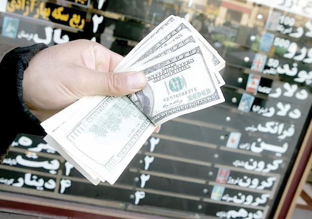 نبض بازار ارز در دست اخبار سیاسی