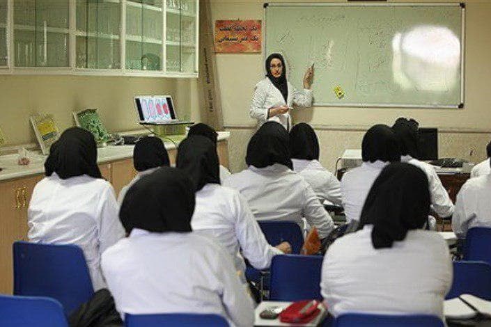 کیفیت آموزش پزشک عمومی به شدت خراب است/ در یک کلاس ۱۰۰ نفره، ۳۰۰ دانشجو پذیرفته شده‌اند!