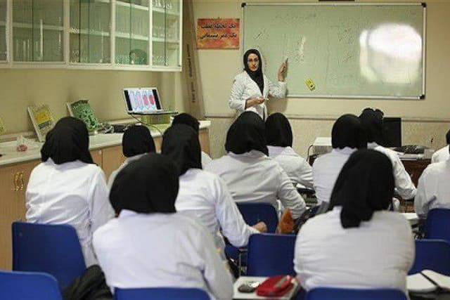 کیفیت آموزش پزشک عمومی به شدت خراب است/ در یک کلاس ۱۰۰ نفره، ۳۰۰ دانشجو پذیرفته شده‌اند!