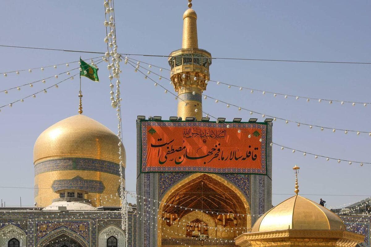 آذین بندی و چراغانی ویژه حرم مطهر رضوی در ایام میلاد پیامبر اعظم (ص)