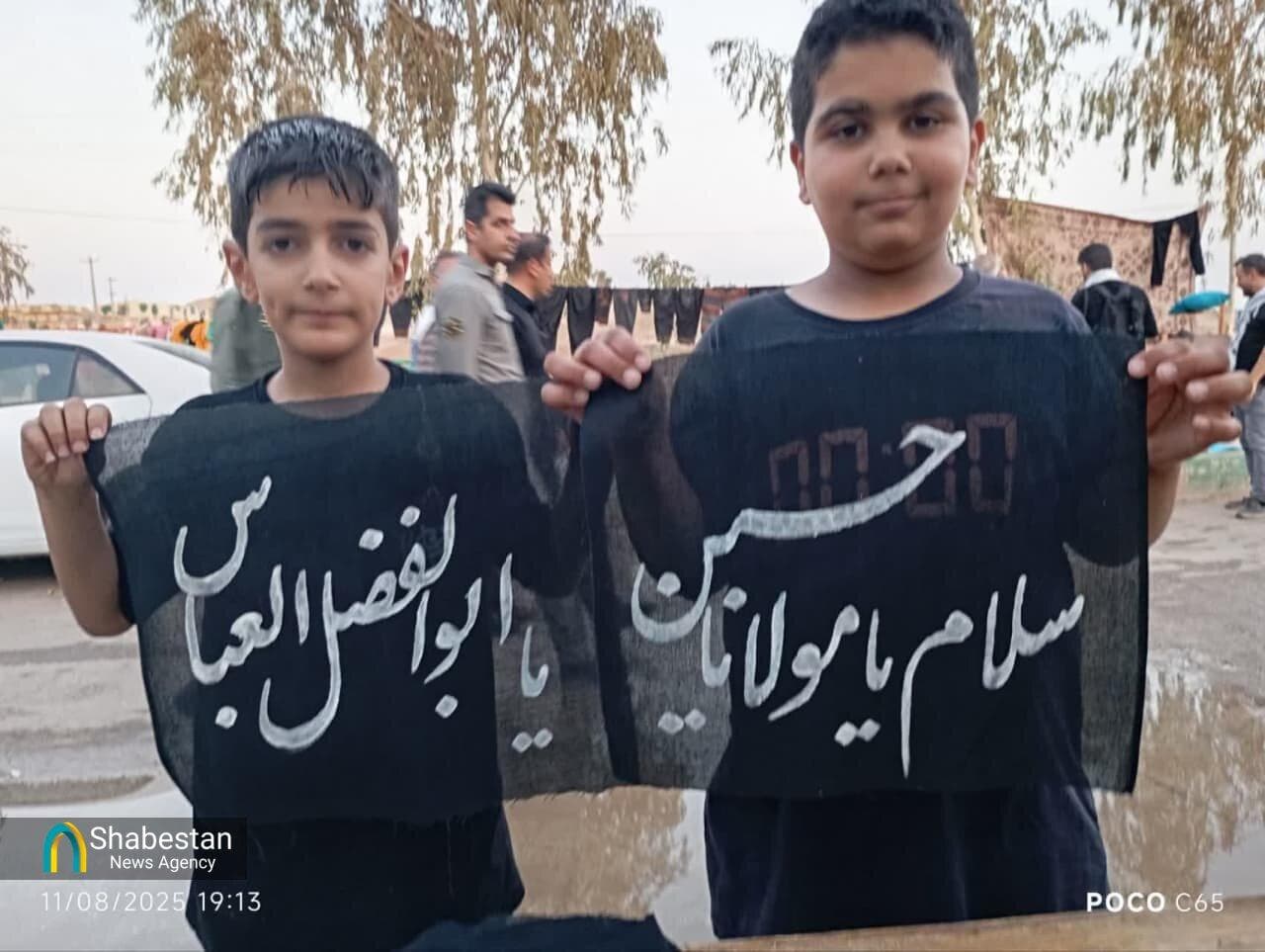 هنر عاشورایی عضو کانون مسجدی، همراه زائران اربعین در مرز خسروی