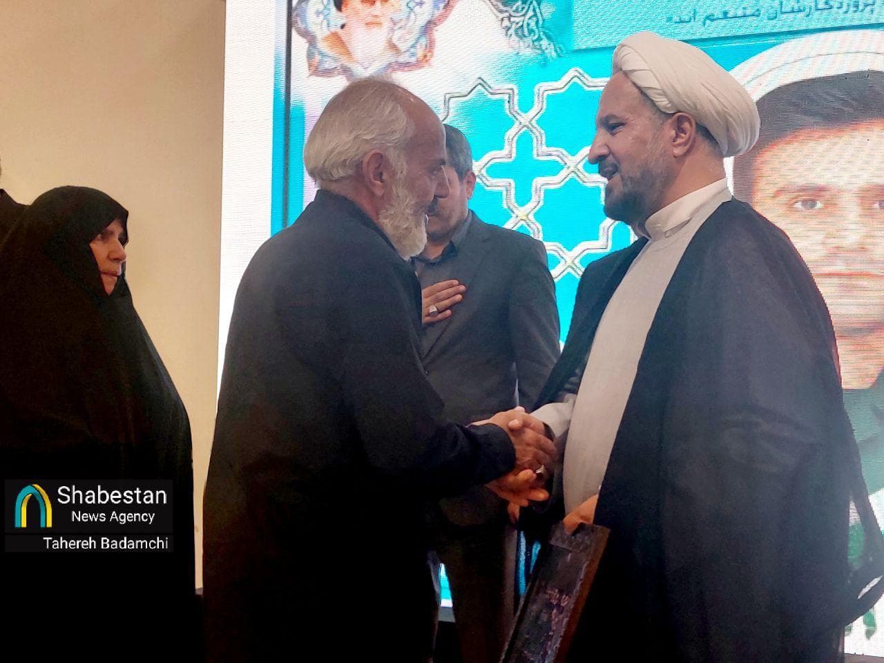 تجلیل از خانواده شهید اقتدار عضو کانون‌ فرهنگی هنری مسجد در کرمان