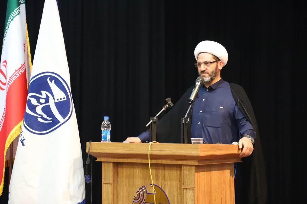 استکبار با سلاح دروغ همه حقایق را وارونه نشان می‌دهد