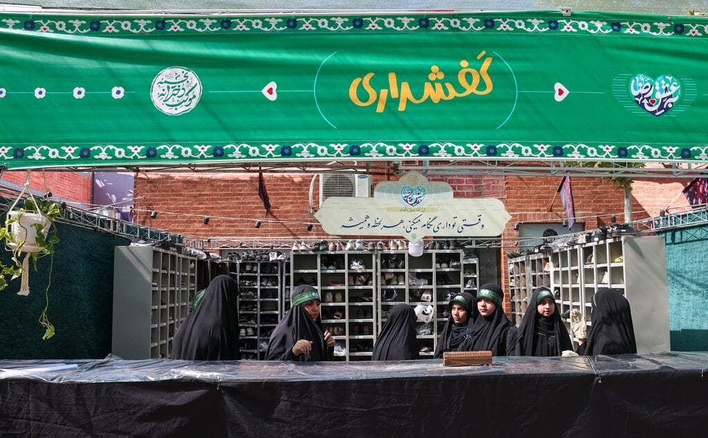 خیمه‌ای دخترانه برای خدمت به زائران امام مهربانی‌ها