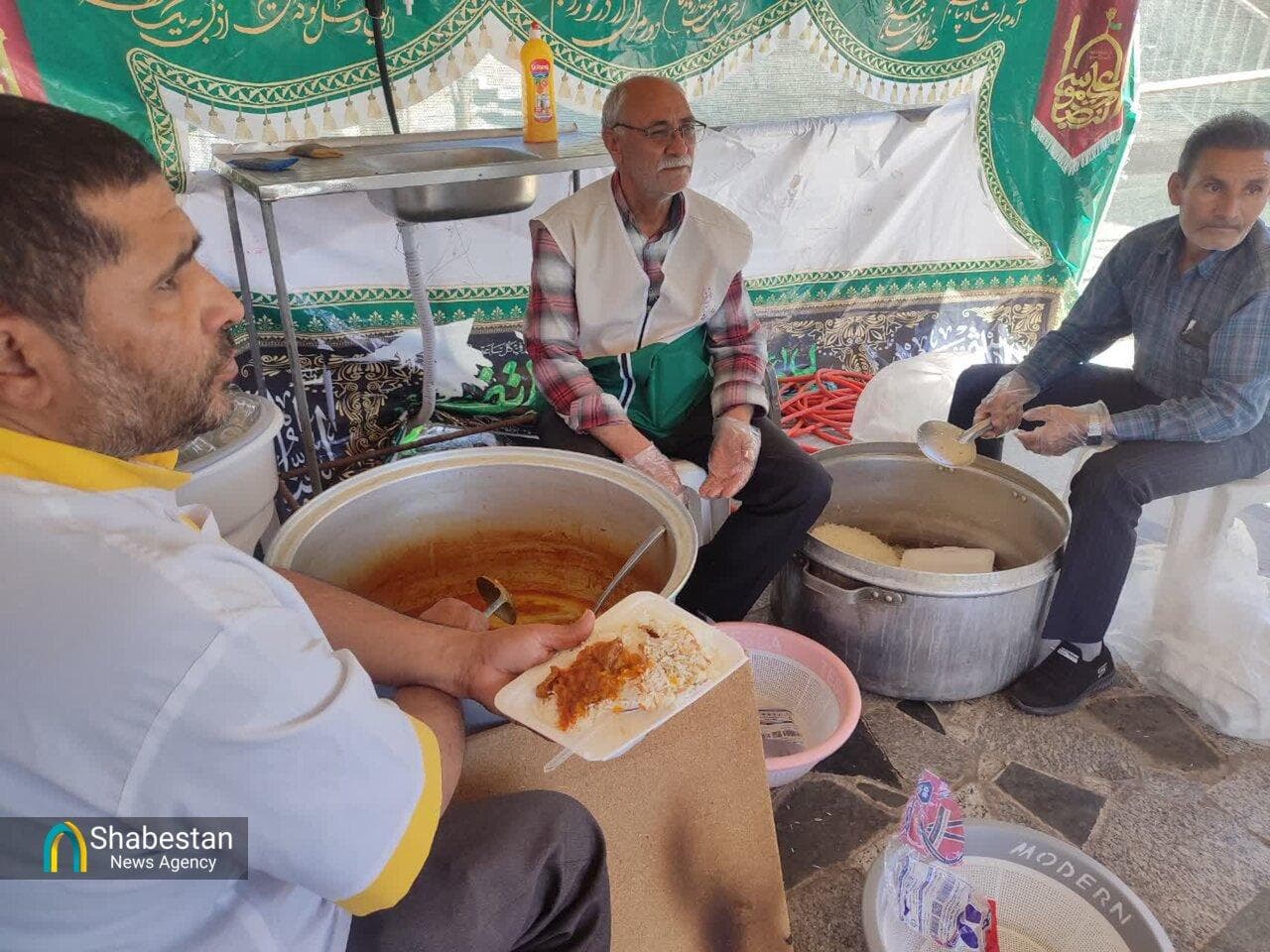 خدمت بی منت مواکب خدام الرضا(ع) به زائران حریم رضوی