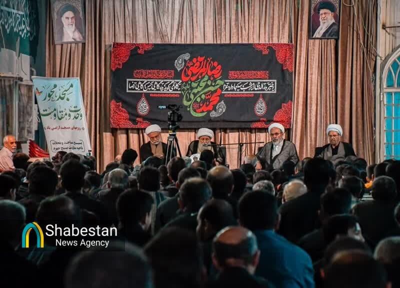 حضور آیت‌الله کریمی جهرمی در میان بچه‌های مسجد