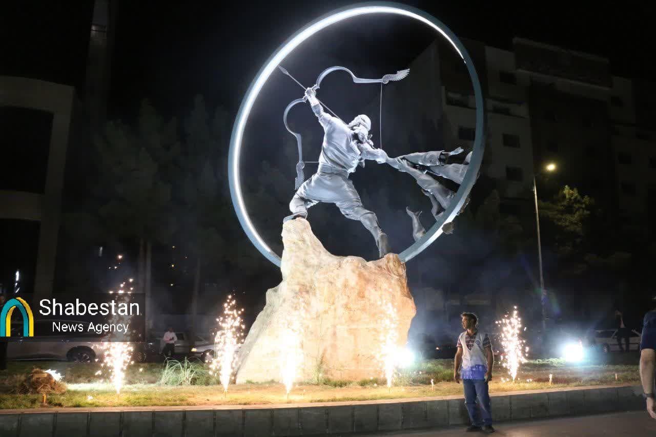 رونمایی از مجسمه آرش کمانگیر با حضور وزیر ارشاد در کرمان