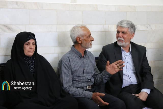 دیدار وزیر فرهنگ و ارشاد اسلامی با خانواده شهید اقتدار در بافت