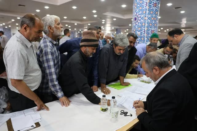 برپایی میز خدمت هفته دولت در محل مصلی‌ نماز جمعه بیرجند