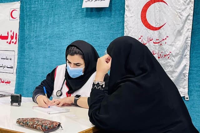 ارائه خدمات درمانی کاروان سلامت هلال‌احمر مینودشت به ۱۳۵ نفر