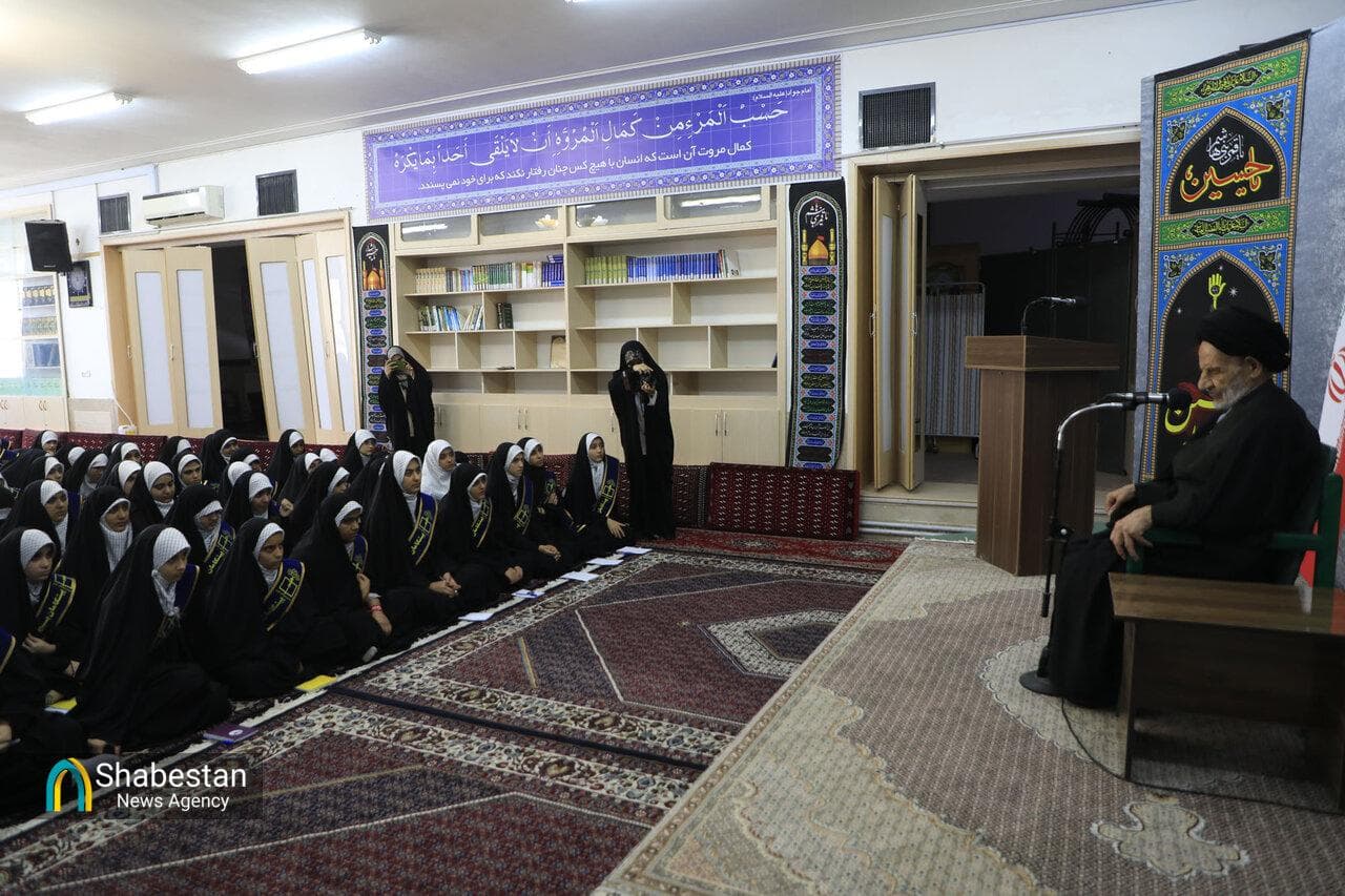 دیدار دختران بسیجی با امام جمعه بیرجند