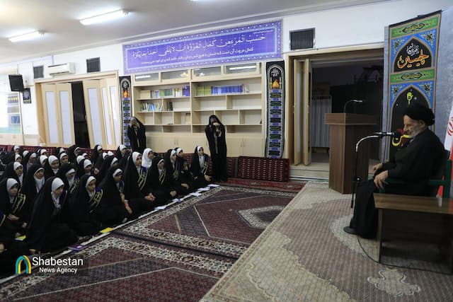 دیدار دختران بسیجی با امام جمعه بیرجند