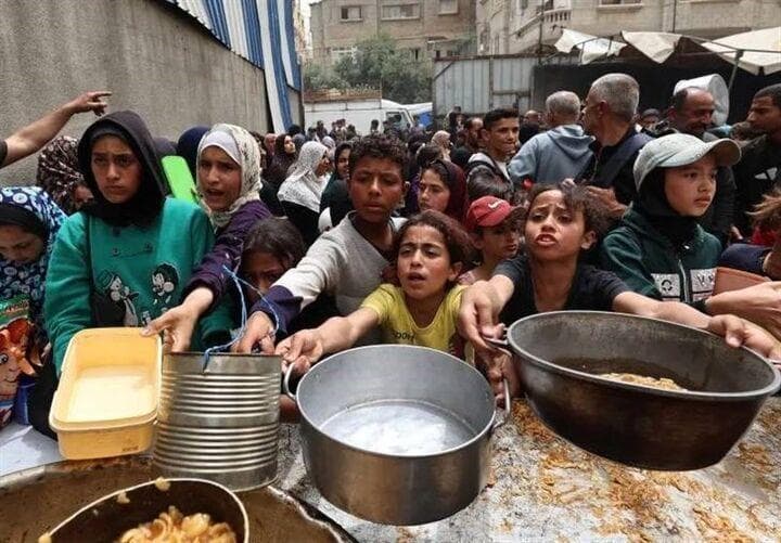 بچه‌های مسجد برای کمک به غزه انگشتر شهید نصرالله را به مزایده می‌گذارند