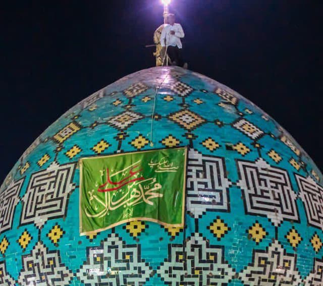 تعویض پرچم گنبد حرم حضرت محمدهلال‌بن‌علی(ع) در سالروز امامت حضرت ولی‌عصر(عج)