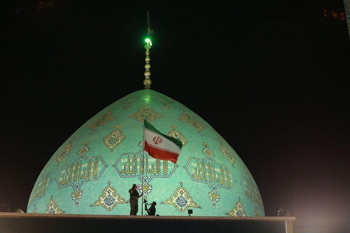 رجز خوانی در لحظات اهتزاز پرچم ایران در مسجد جمکران
